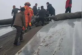 情况紧急！一寿光男子被卷帘机压住...图片