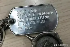 【节日我在岗】身份牌、小纸船、梅干菜……你永远想不到，民警的包里有什么图片