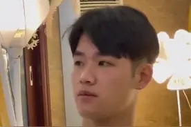 广东一男子参加前女友婚礼，接过捧花却说不出祝福，合照让人心疼图片