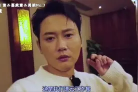 孟鹤堂晒德云社幕后，工作餐有鱼有肉，演员按辈分坐两桌划分严明图片