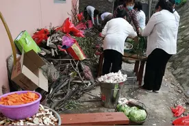 农村办白事，为何还要大摆酒席，坐在那大吃大喝，这是陋习吗？图片