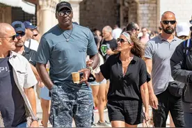 飞人乔丹度假排场大，夹雪茄行走多位保镖开路，小16岁爱妻真娇小图片