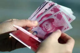 工资刚到就转入微信，银行工作人员忍不住了：这些影响别忽略图片