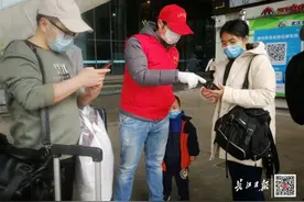 坐公交，坐地铁，这些二维码，请举起手机扫一下图片