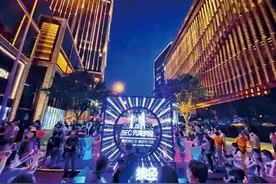 上海的小街夜市，人们为什么愿意戴着口罩“人挤人”？图片