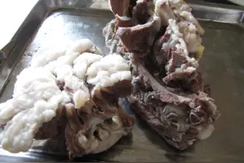 为什么内蒙古人吃羊肉一定要就着一瓣大蒜？图片