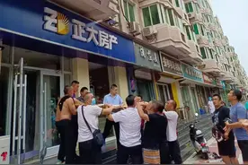 爬出二楼窗外，3岁男孩命悬一线；幸运！掉下时被石家庄12名市民抻着窗帘接住图片