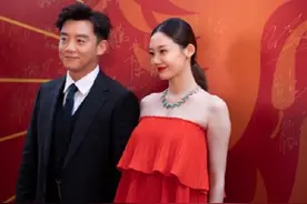 火锅店开业，苗苗穿的比结婚还喜庆，看到鞋跟吓到了：你可是孕妈图片