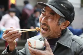 今年54岁的我打工20年存了20万，现在想回农村养老，够用吗？图片