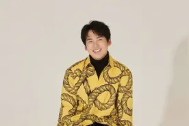 郭麒麟在外拍戏期间，阎鹤祥也没有闲着，骑上了自己心爱的小摩托图片