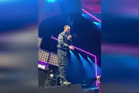 歌手发表获奖感言遭观众打断 恼羞成怒接连用话筒酒杯砸向观众