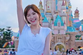 够出位！刘佩玥新剧与张颖康在船上激吻，绯闻不断拖累上位路图片