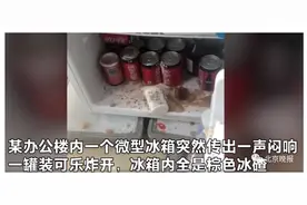 隐藏的“炸弹”！男孩从冰箱拿冰冻可乐，开启瞬间发生爆炸，脸部被缝38针图片