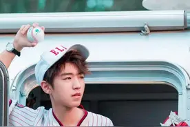 王俊凯戴着眼镜低头，浪漫温柔的男孩谁不爱图片