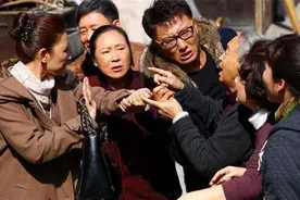 母亲剁肉给儿子包饺子，却引来楼下老人质问，母亲回怼真给力图片