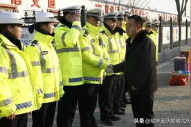 榆林高新区管委会副主任高忠胜看望慰问榆横大队民辅警图片