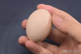 打鸡蛋时，第一步10个人有9个搞错，原来有个小窍门，方法太棒了图片