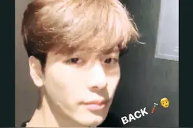 王嘉尔晒隔离期每日自拍，刮胡子后清爽不少颜值重回巅峰图片