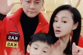 前央视一姐曹颖一家罕同框，9岁儿子眉清目秀，老公却全程黑脸图片