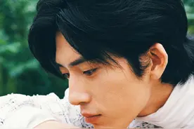 井柏然一袭白色粗呢外套，搭配白色高领内搭，置身盛放的石榴花间图片