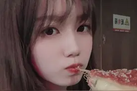 小说：“是闺蜜在挠我痒痒呢！”图片