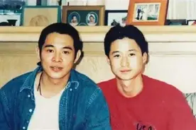 原来吴京小时候这么呆萌可爱，抱着李连杰不放，还问他会不会飞？图片