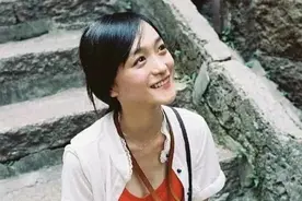 “小周迅”何泓姗：33岁年龄18岁的脸，是校园霸凌的受害者图片