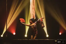 她是三个孩子的辣妈，一名销售员，舞台上的她摇身一变成少女图片