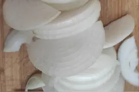 洋葱炸的葱姜油，意外的还不错。图片
