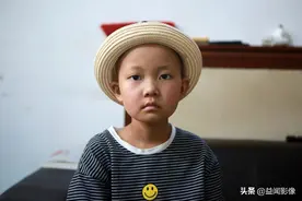 8岁肿瘤女孩上学梦又碎，单亲爸爸流泪：我们已经在医院努力了6年图片