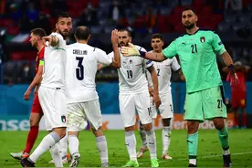 欧洲杯焦点战再现争议点球，黄健翔当场提出质疑，球迷们骂声一片图片