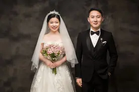 新人大年初四举办二人婚礼：新郎一人接亲，新娘自己化妆堵门图片