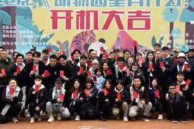 包贝尔出演的电影《动物园里有什么？》在鞍开机图片