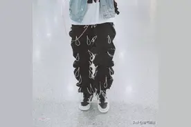 王一博松紧带裤子，上身的抽绳裤是经典之作图片