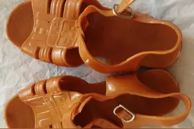 老凉鞋：八十年代风靡夏日的塑料凉鞋，穿过的都四十好几了吧图片