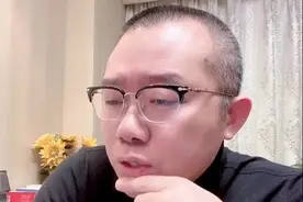 太操劳？主持人涂磊43岁两鬓斑白好显老，前不久还现身婚礼走穴图片