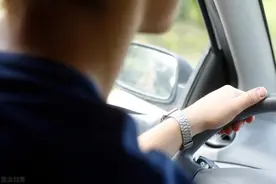 离奇的交通事故：妻子替丈夫“顶包”，被撞车的司机竟也帮着隐瞒图片