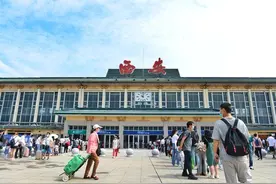 西安火车站南站房 站前广场进站口改造完成，市民以后乘车不再绕路直接刷证进站图片