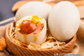 腌咸鸭蛋，别用盐水泡，厨师长教你20年方法，流油起沙，咸香好吃图片