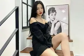 “性感炸弹”JOY公开性感日常，大秀香肩、美腿图片
