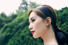 给夏天来点特别的，各式各样的发带绑在头上，变身优雅甜美少女图片