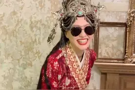 唐嫣产后首次营业，穿戏服戴墨镜摆拍放飞自我频笑场图片