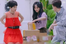 郑爽拆快递堪称女生范本，几十个箱子几分钟完事！小技巧拿走不谢图片