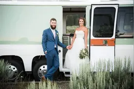 房车 | 化腐朽为神奇 木匠夫妇将报废休旅车改成移动的家图片