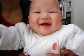 刚出生的婴儿一哭眼睛就流血，医生检查后，宝妈瘫在地上图片