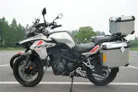 国产摩旅利器：贝纳利TRK502X；19寸轮圈、47匹马力，售价42800图片