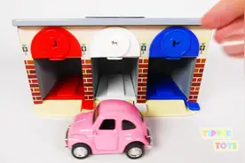 幼儿益智玩具，孩子们玩钥匙车库玩具汽车，学习颜色！视频封面