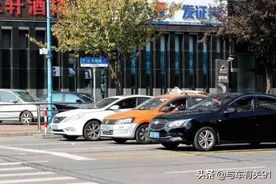 自动挡等红灯一定要挂N挡？不挂会伤变速箱吗？老司机告诉你原因图片