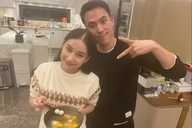 何猷启离婚后陪家人过节，疑到上海看女儿，巨型厨房曝光让人咋舌图片