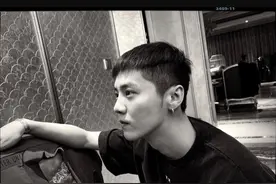 鹿晗被扒身在关晓彤家，晒女友视角照太甜蜜，两人被疑好事将近图片